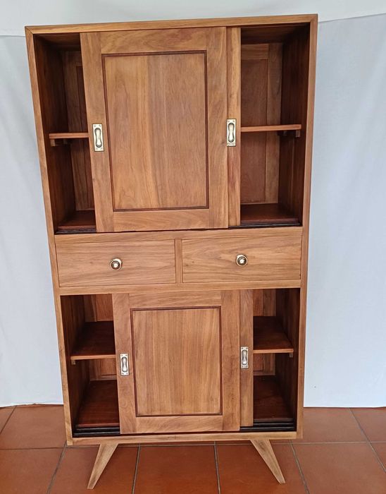 Armário com portas de correr.