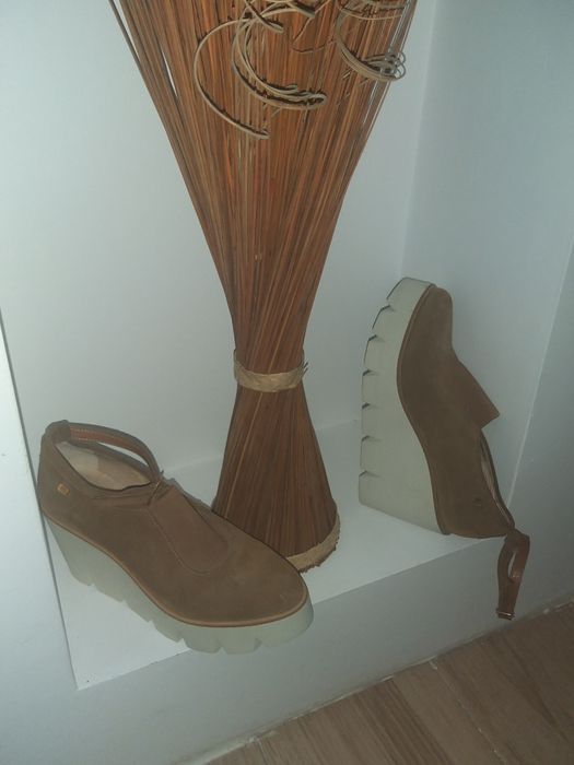 Sapatos em cunha