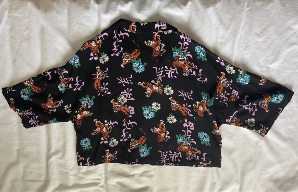 Camisa preta cropped com padrão Bershka, tamanho M