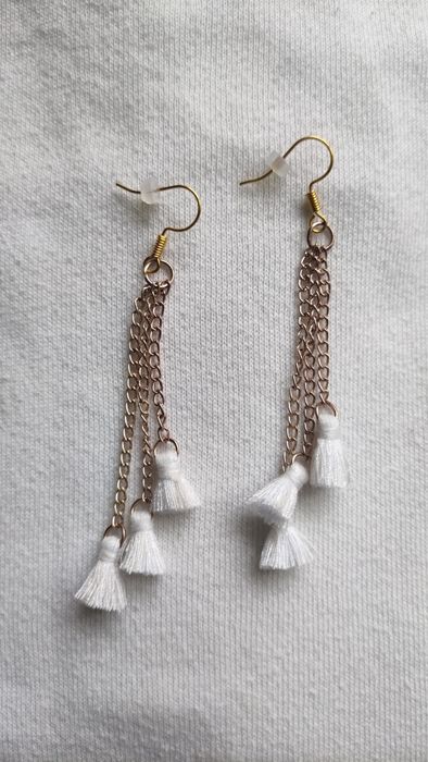 Kolczyki handmade wiszące z białymi frędzlami