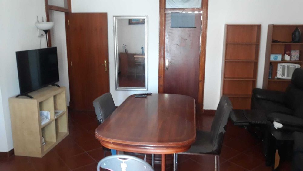 Quartos ESTUDANTE para ENTRADA IMEDIATA com 2 janelas e terraço. Metro Saldanha Lisboa.