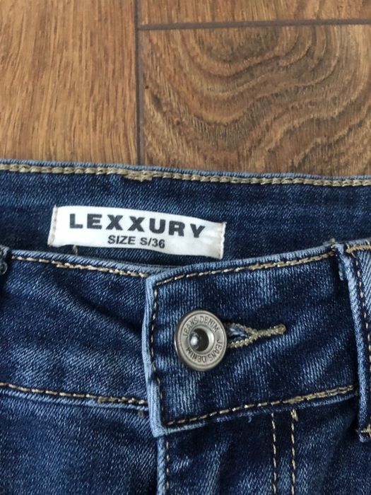 Jeansy skinny z ozdobną aplikacją