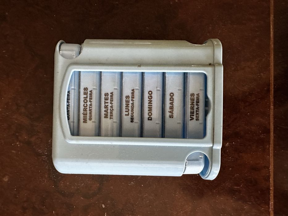 Caixa de medicamentos usada428622948011223041