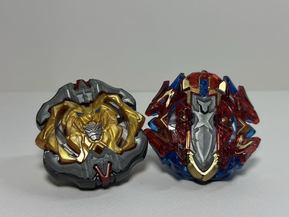 BEYBLADE — 4 штуки з трьома пусковими рукоятками
