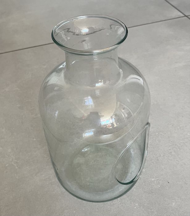 Szklane terrarium z bocznym otworem. Wazon