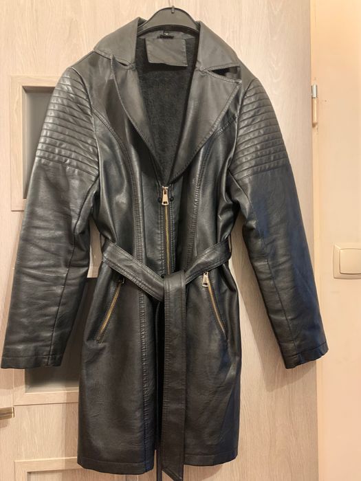 Płaszcz czarny z imitacji skóry z paskiem ocieplany L z futerkiem