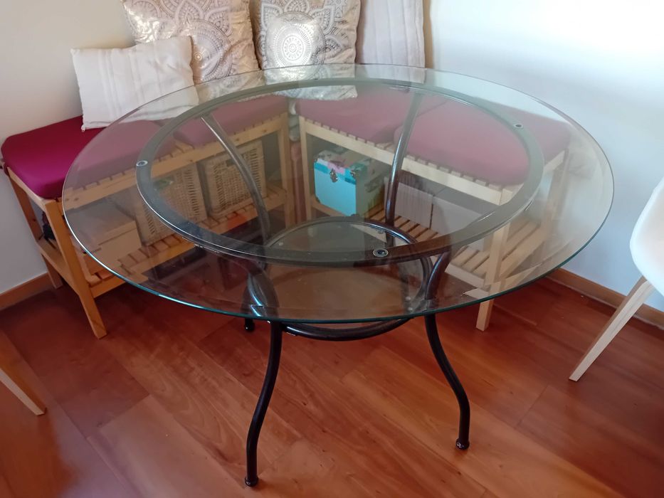 Mesa redonda de vidro e cadeiras