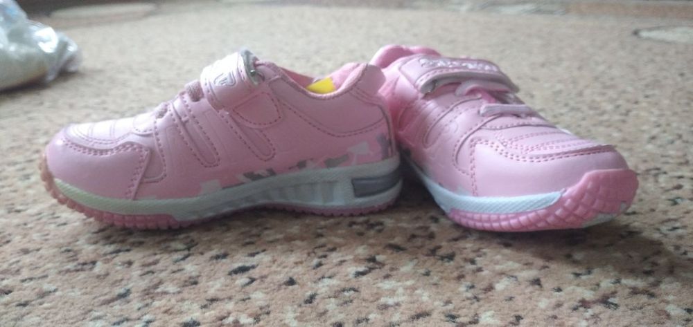 Детские кроссовки на девочку