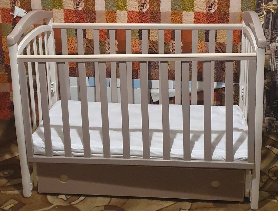 Продам кроватку с маятником и комод пеленальный