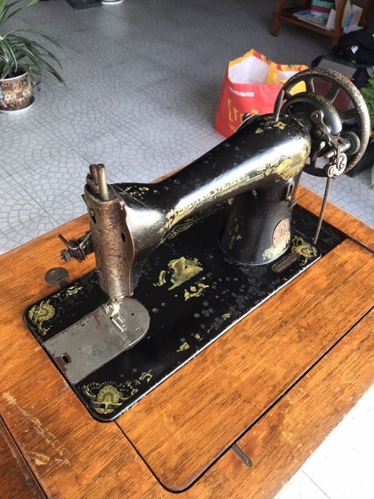 Máquina costura Singer com móvel