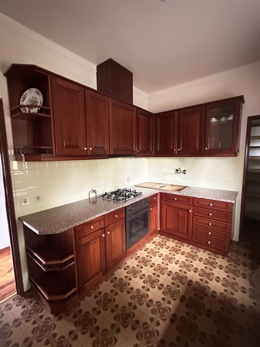 Cozinha em madeira maciça, granito e electrodomésticos em ótimo estado