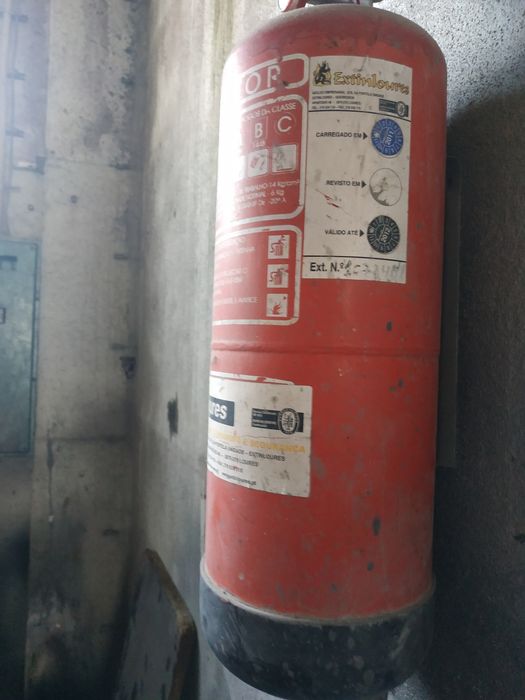 Extintor com as devidas placas de identificação