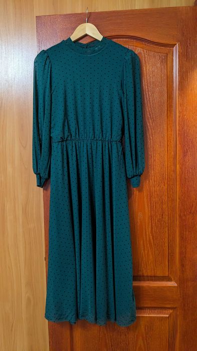 Дві гарні жіночі сукні