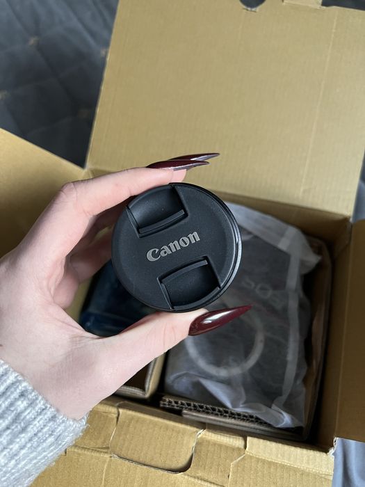 Canon EOS 2000D з об'єктивом EF-S 18-55 IS II Kit.