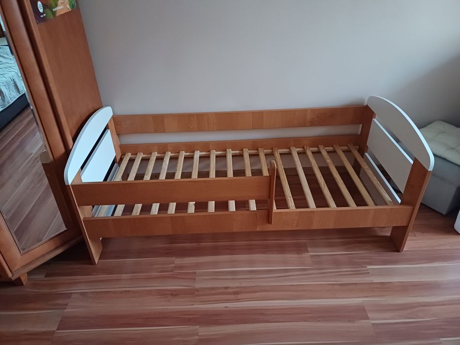 Sprzedam łóżeczko dziecięce drewniane .