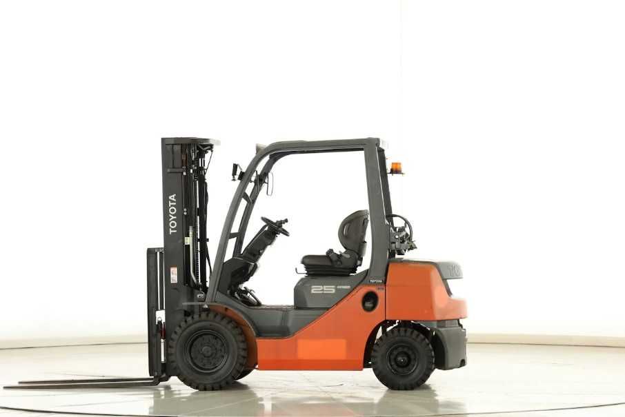 Навантажувач TOYOTA 32-8FG25 вилковий газ-бензиновий, вантажопідйомність - 2500 кг