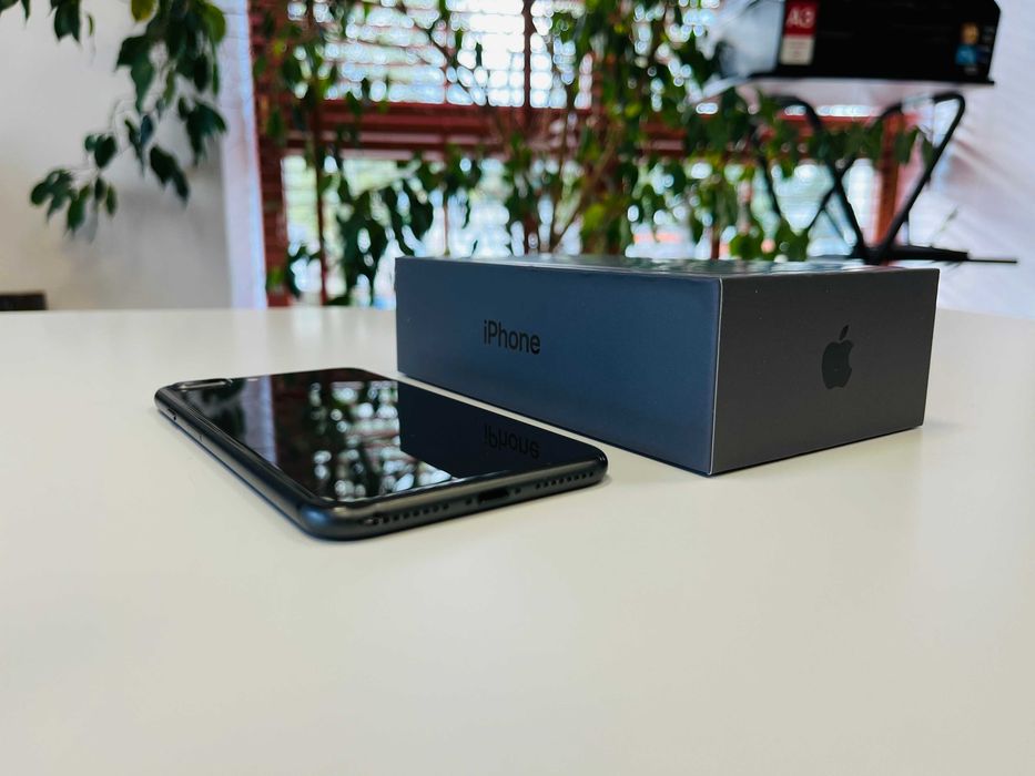 Apple iPhone 8 Plus 64 GB Gwiezdna Szarość stan bardzo dobry