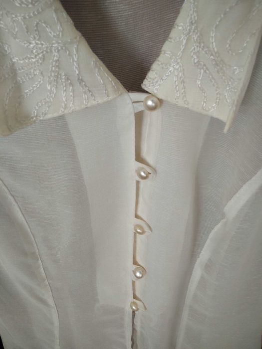 Linda blusa  muito leve com lindos bordados na manga