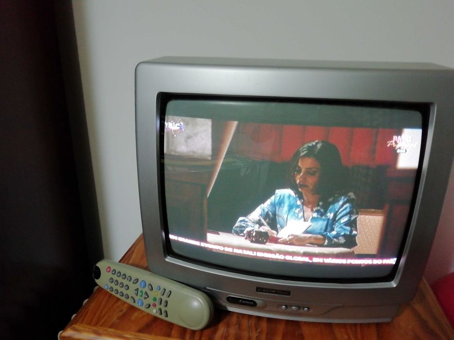 TV Crown a cores