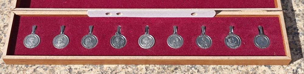Coleção Completa 9 Medalhas/Pingentes Papas do Século XX - Estojo Luxo