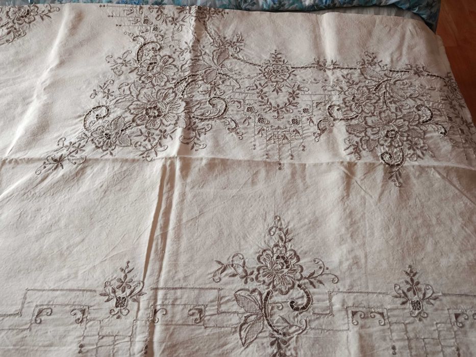 Toalha de linho bordado da madeira bege