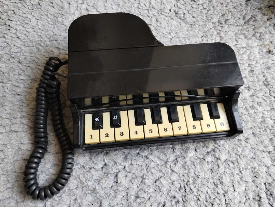 Telefon stacjonarny w obudowie fortepianu