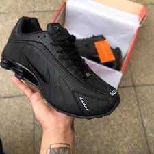 Nike Shox R4 Black e Dourado