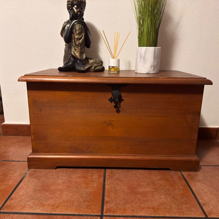 Vendo mobília de sala de jantar, composta por aparador com espelho, mesa extensível com seis cadeiras de verga e um baú