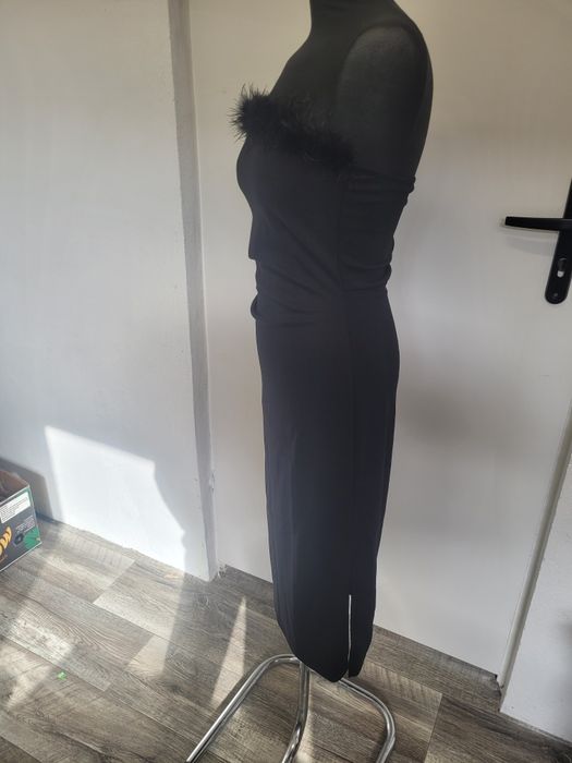Elegancka Sukienka Midi z Piórami – Black Glamour s