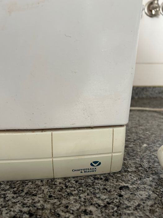 Caldeira de gás natural, aquecimento central e águas sanitárias.