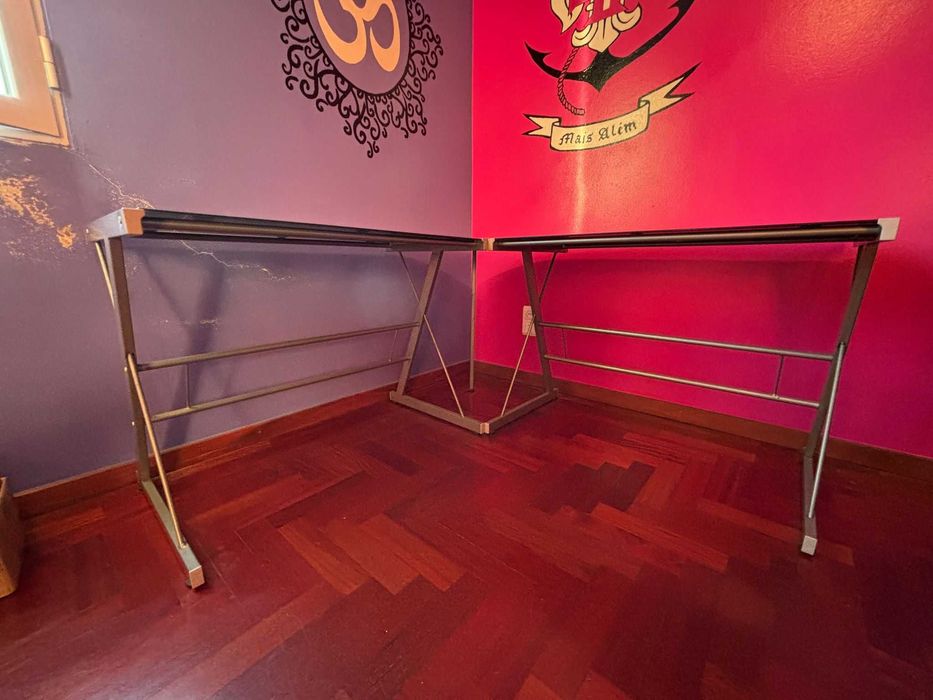 Secretária metálica com tampo de vidro