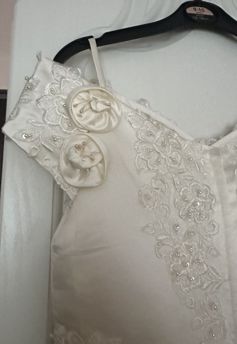 Нарядное платье цвета шампань айвори