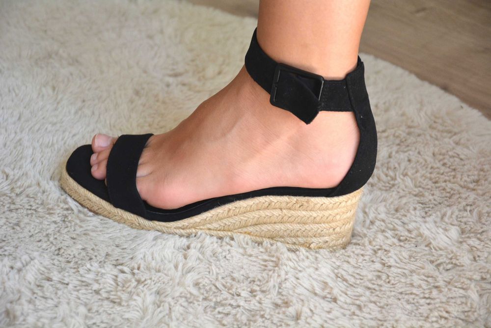 Sandały na koturnie espadryle