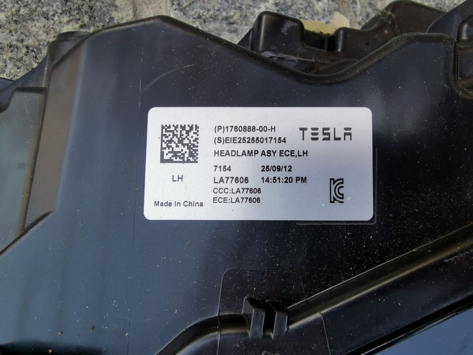 Ótica esquerda Tesla model 3