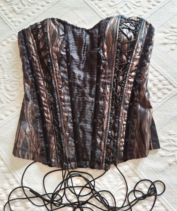 Top com atilhos, cetim e brilhantes