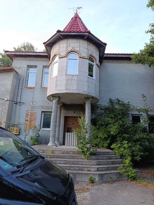 комерційне приміщення вільного призначення площею 563 кв.м.