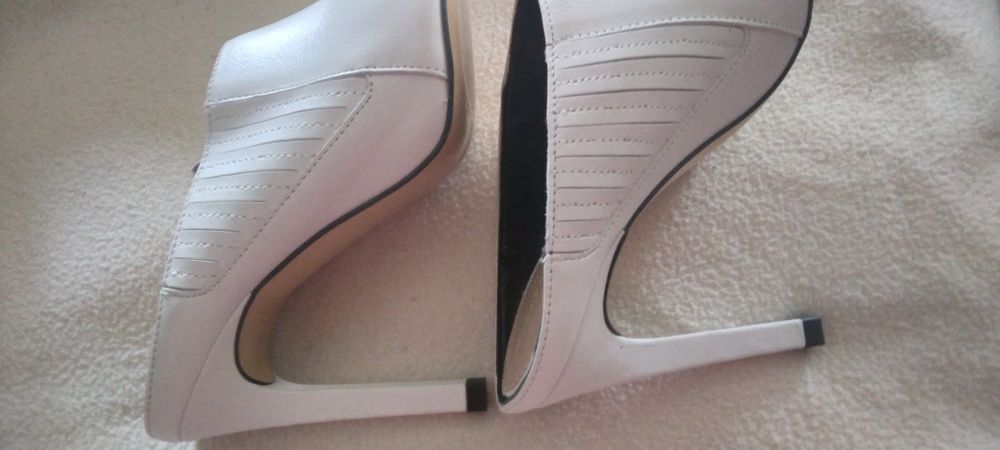 Baixa Preço -Sapatos Pele branco - T - 36 ZARA  Novos