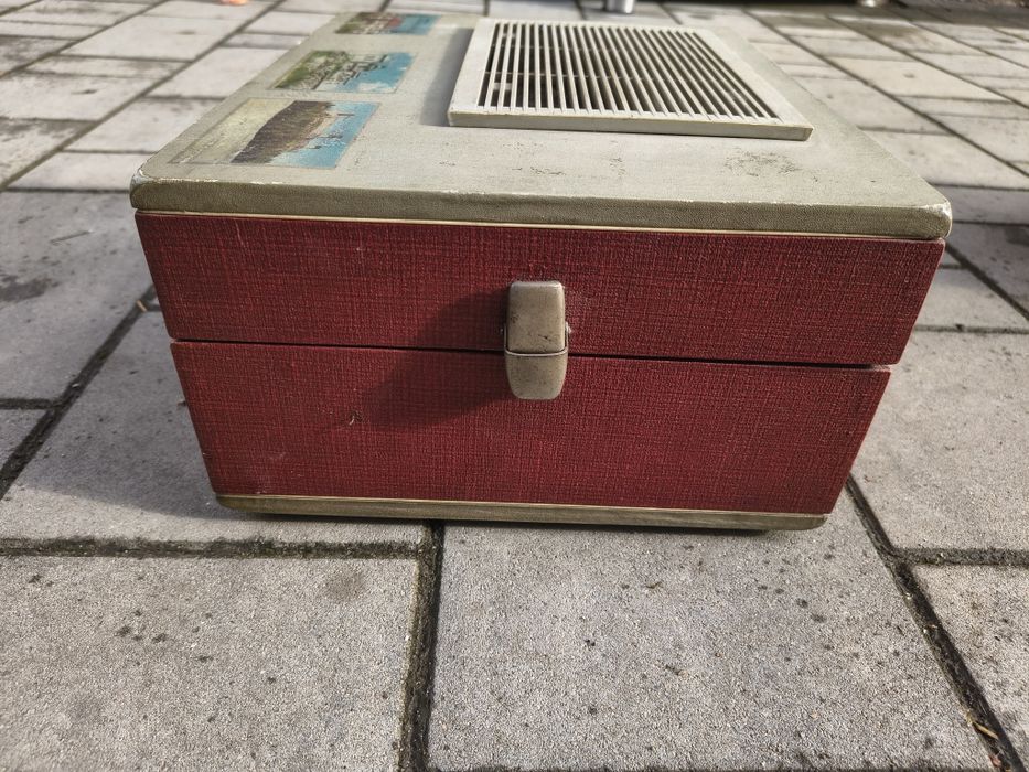 Gramofon walizkowy ze wzmacniaczem
