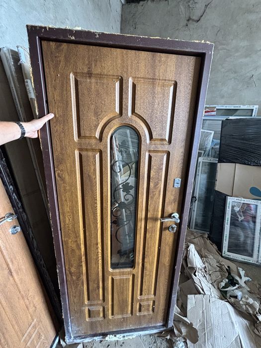 Продаються вхідні двері