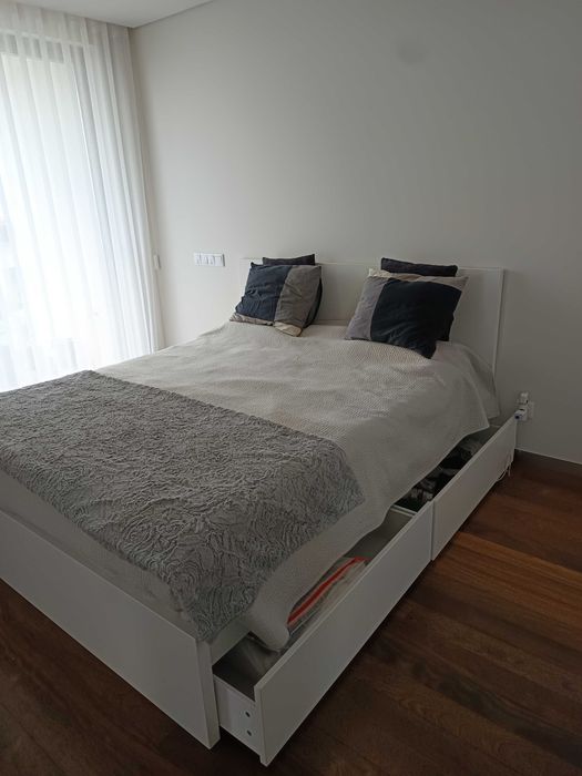 Cama e mesinhas de cabeceira