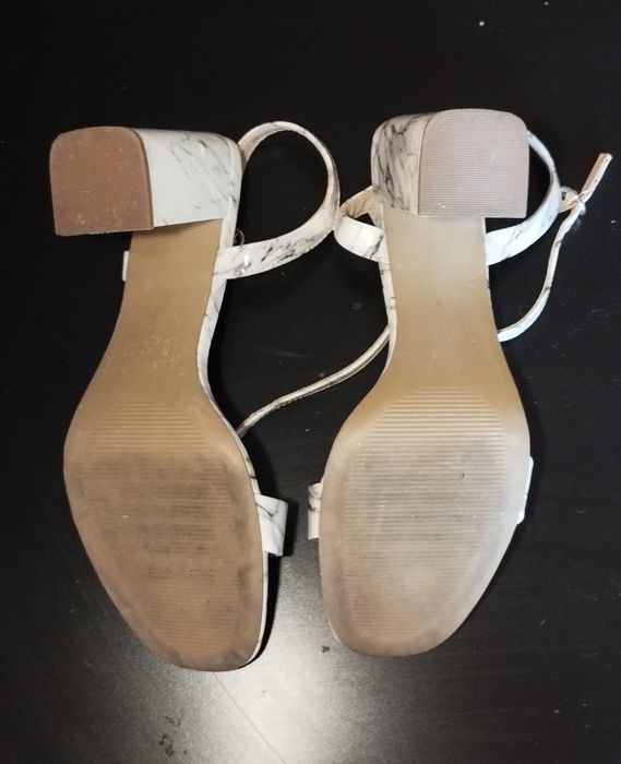 Sandálias com tira e fivela PRIMARK