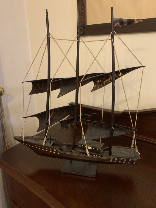 Caravela em madeira com  velas tartaruga