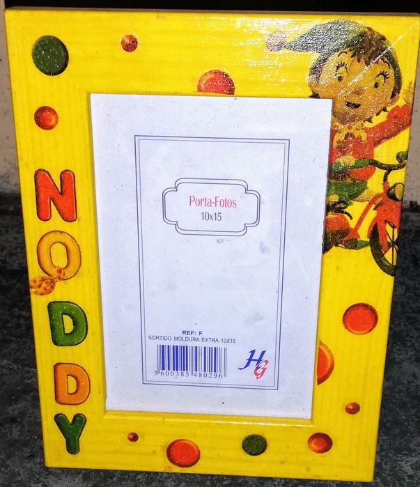 Vendo coleção (falta o n. 1) de dvd´s da BD Noddy. OFEREÇO moldura.