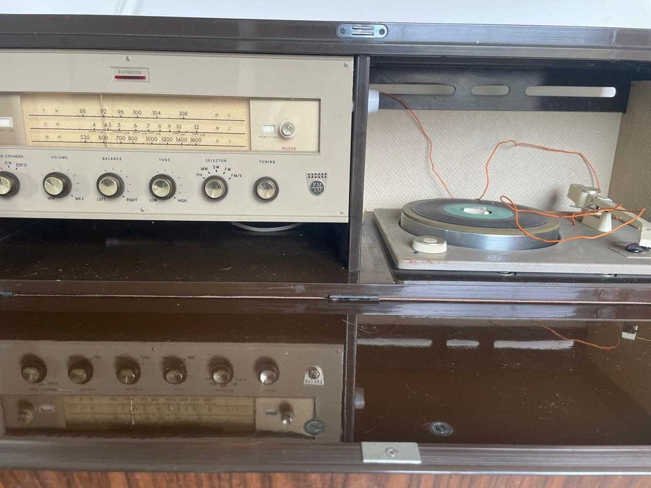 Móvel  com rádio e gira discos