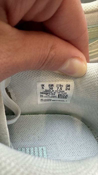 Кроссовки женские