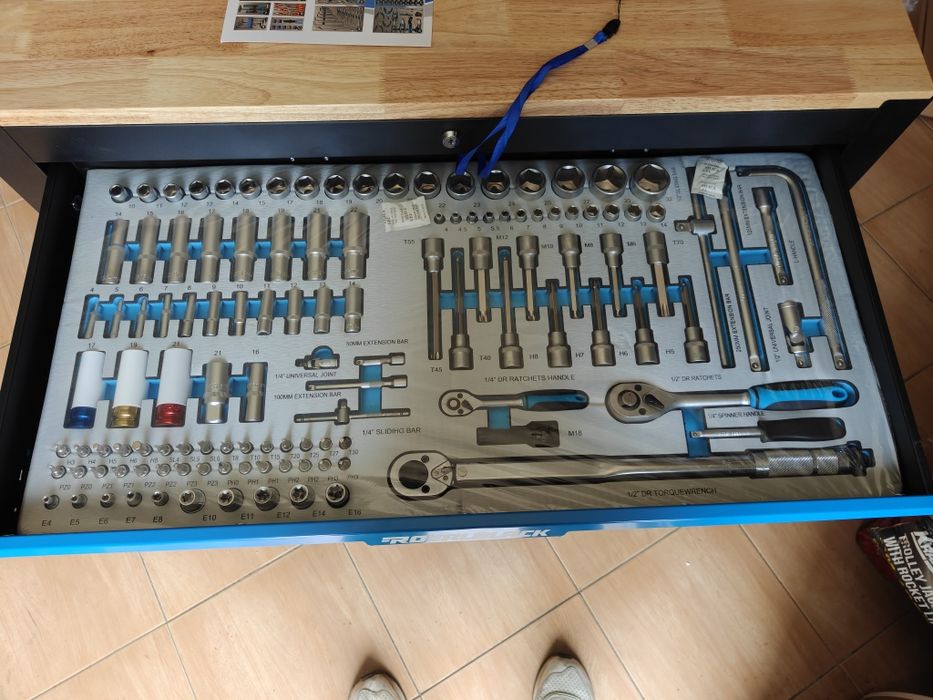 Carrinho de 12 gavetas com 10 gavetas cheias de ferramentas
