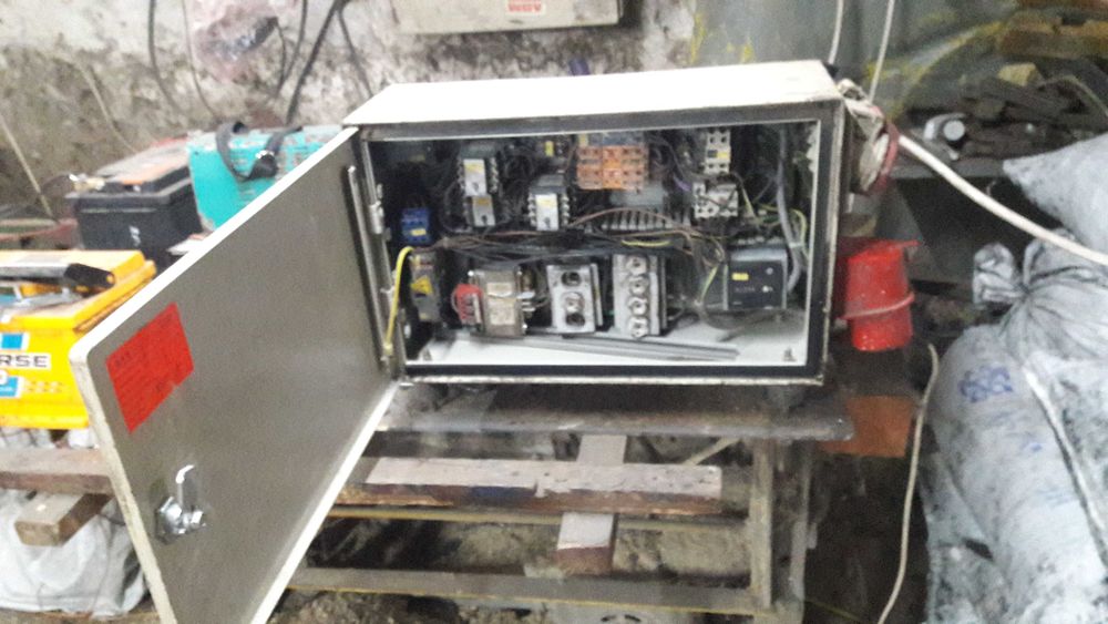 Шкаф распределительный с выходом 380×220