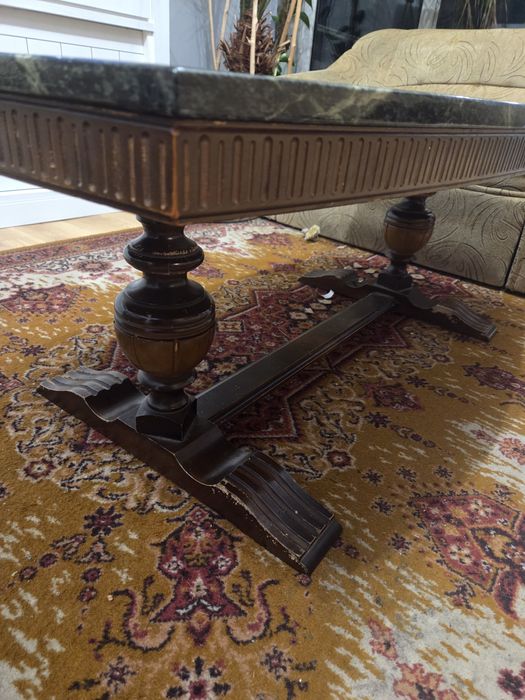 Stół z kamiennym blatem