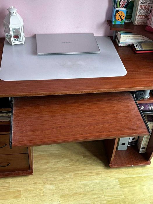 Secretaria em madeira com 2 gavetas, para estudantes.
