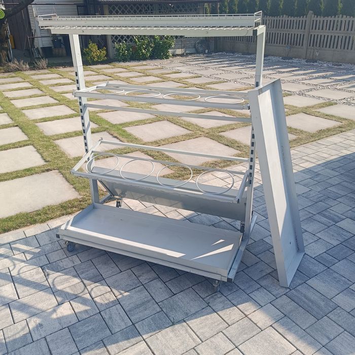 Mobilny regał na kwiaty